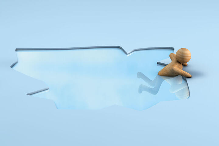 Når noen går gjennom isen er det viktig å beholde roen for å unngå nedkjøling eller i verste fall drukning. Her grunntipsene som hjelper deg å holde hodet kaldt.